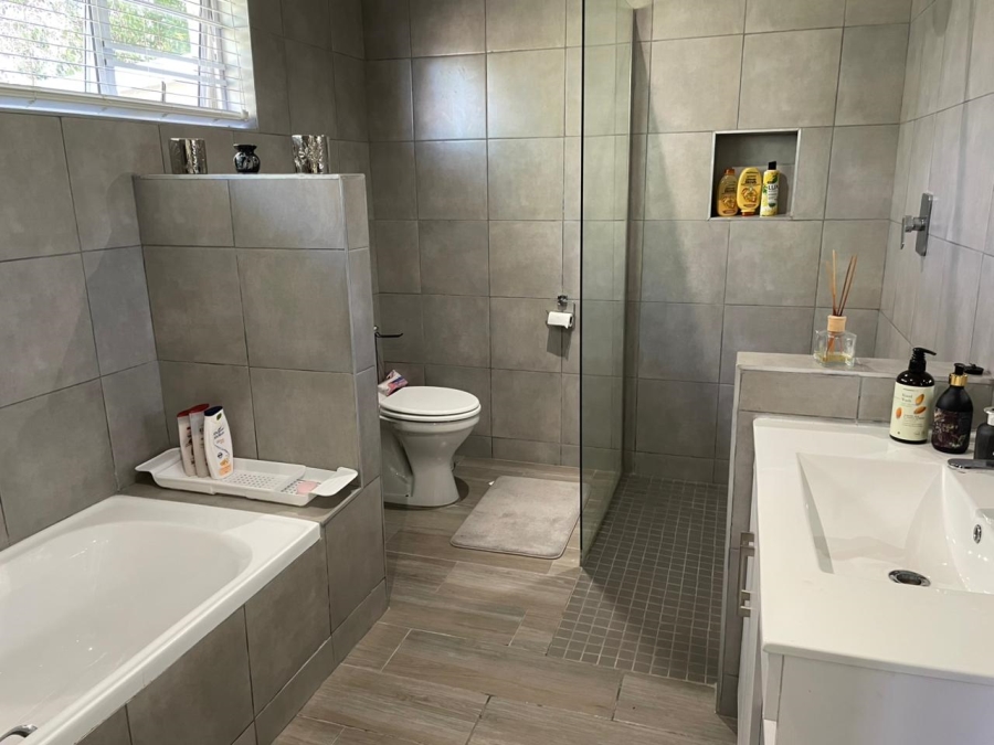 5 Bedroom Property for Sale in West Bank Eastern Cape